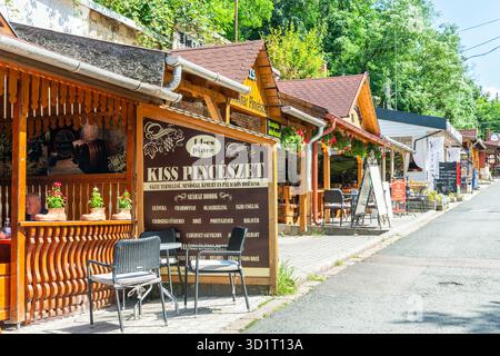 Eger, Ungarn - 08. Juli 2019: Restaurants im Tal der schönen Frau mit vielen Weinkellern Stockfoto
