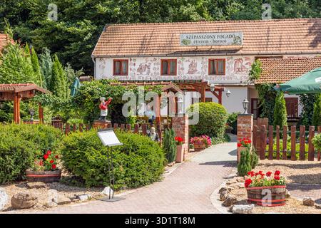 Eger, Ungarn - 08. Juli 2019: Restaurant im Tal der schönen Frau mit vielen Weinkellern Stockfoto