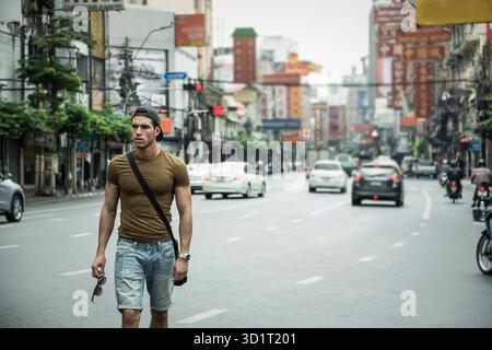 Hübscher junger Mann zu Fuß in Bangkok, Thailand Stockfoto