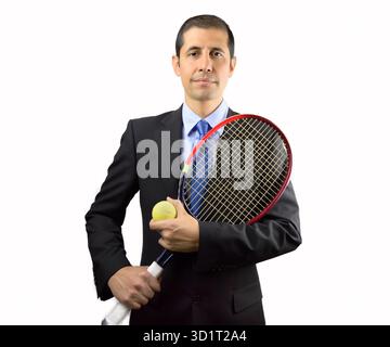 Porträt eines Geschäftsmannes, der einen Tennisschläger vor weißem Hintergrund hält Stockfoto