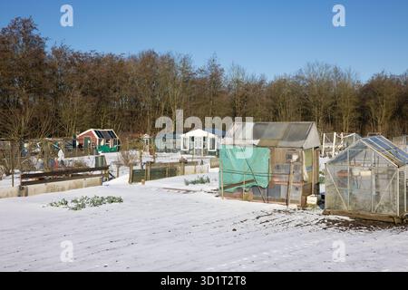 Schottgarten mit Schubkarre im Winter mit Schnee bedeckt Stockfoto