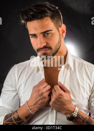 Schöner junger Mann mit elegantem Hemd im Studio Stockfoto