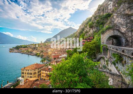 Blick auf das malerische Dorf Limone sul Garda am Gardasee mit der alten Tunnelstraße, die in die Bergklippe gehauen wurde, Lombardei, Italien Stockfoto