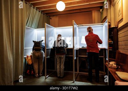 WEESP - die Wähler gaben ihre Stimmzettel in der Wahlstation der Wispe Brewery für die Wahl des Repräsentantenhauses ab. 27 politische Parteien nehmen an den Wahlen des Repräsentantenhauses teil. ANP RAMON VAN FLYMEN niederlande aus - belgien aus Stockfoto