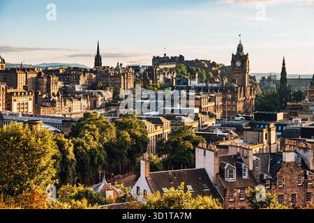 Panoramablick auf Edinburgh, die Hauptstadt Schottlands, vom Calton Hill bei Sonnenuntergang. Die Szene umfasst den Balmoral Clock Tower, Edinburgh CAS Stockfoto