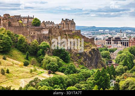 Edinburgh Castle, die historische Festung, die die Skyline der schottischen Hauptstadt dominiert, befindet sich auf dem Castle Rock mit Blick auf die Stadt Edinburgh. Die Stockfoto