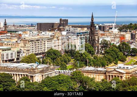 Panoramablick auf das Zentrum von Edinburgh, Schottland, mit dem Scott Monument, Princes Street Gardens und der historischen Architektur entlang von Princes Stree Stockfoto