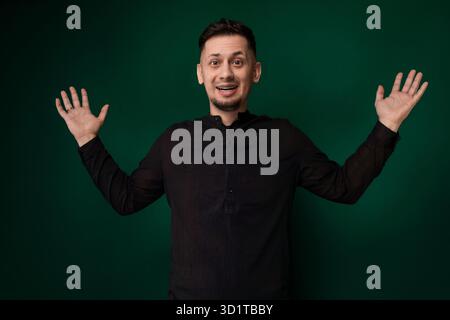 Mann steht vor grünem Hintergrund Stockfoto