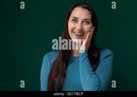 Lächelnde Frau mit Händen im Gesicht Stockfoto
