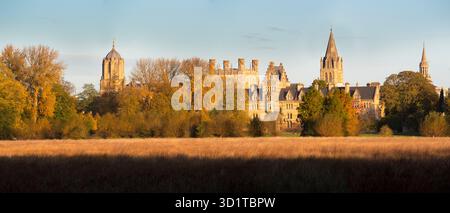 Panoramablick auf Oxford Wahrzeichen von Christ Church College Meadows an einem schönen Herbstmorgen. Es gibt so viele großartige Sehenswürdigkeiten von Oxford in dieser Aufnahme, einschließlich – von links nach rechts – Tom Tower, Christ Church College und Kathedrale, All Saints und St Mary's Church, Merton Chapel und (teilweise versteckt) die Kuppel von Radcliffe Camera. Stockfoto