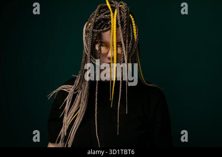 Frau mit Dreadlocks vor grünem Hintergrund Stockfoto