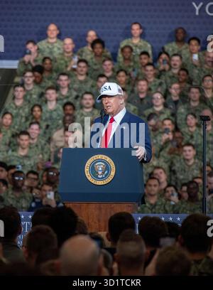 Yokosuka, Japan. Oktober 2025. US-Präsident Donald Trump überbringt Bemerkungen an Seeleute und Marines in der Hangarbucht des Flugzeugträgers USS George Washington, der am 28. Oktober 2025 in Yokosuka, Japan, in pierside vor der Flottenaktivitäten in Yokosuka ankerte. Quelle: MC2 Bruce Morgan/US Navy Photo/Alamy Live News Stockfoto