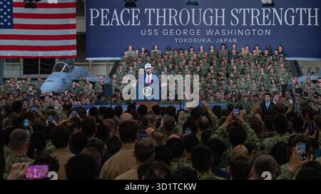 Yokosuka, Japan. Oktober 2025. US-Präsident Donald Trump, Mitte, überbringt Anmerkungen an Seeleute und Marines in der Hangarbucht des Flugzeugträgers USS George Washington, die am 28. Oktober 2025 in Yokosuka, Japan, in pierside vor Fleet Activities Yokosuka vertäut wurde. Quelle: MC2 Bruce Morgan/US Navy Photo/Alamy Live News Stockfoto