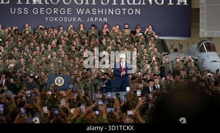 Yokosuka, Japan. Oktober 2025. US-Präsident Donald Trump, nach seiner Ankunft, um den Seeleuten und Marines in der Hangarbucht des Flugzeugträgers USS George Washington Bemerkungen zukommen zu lassen, legte pierside am 28. Oktober 2025 in Yokosuka, Japan, an. Quelle: MCS Anthony Vilardi/US Navy Photo/Alamy Live News Stockfoto