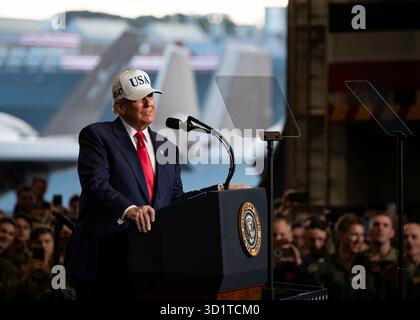 Yokosuka, Japan. Oktober 2025. US-Präsident Donald Trump, Mitte, überbringt Anmerkungen an Seeleute und Marines in der Hangarbucht des Flugzeugträgers USS George Washington, die am 28. Oktober 2025 in Yokosuka, Japan, in pierside vor Fleet Activities Yokosuka vertäut wurde. Foto: MCS Roselia Garcia/US Navy Photo/Alamy Live News Stockfoto