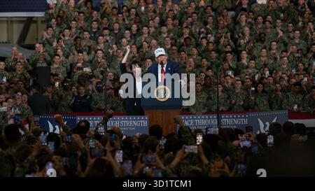 Yokosuka, Japan. Oktober 2025. US-Präsident Donald Trump, Mitte, zusammen mit dem japanischen Premierminister Sanae Takaichi, links, hält Anmerkungen an Seeleute und Marines in der Hangarbucht des Flugzeugträgers USS George Washington, die in der Nimitz-Klasse auf der Flottenaktivitäten Yokosuka, 28. Oktober 2025, in Yokosuka, Japan. Quelle: MCS Anthony Vilardi/US Navy Photo/Alamy Live News Stockfoto