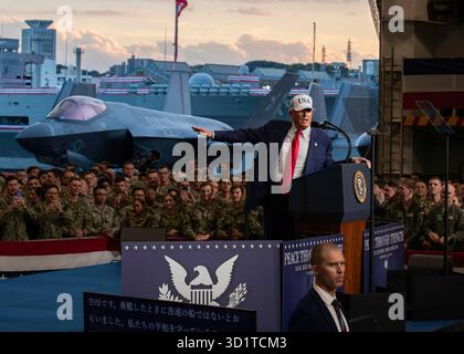 Yokosuka, Japan. Oktober 2025. US-Präsident Donald Trump, Mitte, überbringt Anmerkungen an Seeleute und Marines in der Hangarbucht des Flugzeugträgers USS George Washington, die am 28. Oktober 2025 in Yokosuka, Japan, in pierside vor Fleet Activities Yokosuka vertäut wurde. Foto: MCS Roselia Garcia/US Navy Photo/Alamy Live News Stockfoto
