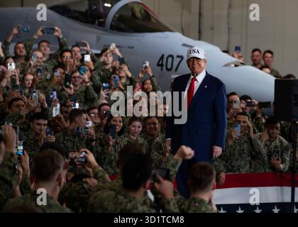 Yokosuka, Japan. Oktober 2025. US-Präsident Donald Trump lacht, als er für Seeleute posiert, bevor er an Bord des Flugzeugträgers USS George Washington seine Bemerkungen an Bord der Nimitz-Klasse hielt, und vertäute pierside am 28. Oktober 2025 in Yokosuka, Japan. Foto: MCS Roselia Garcia/US Navy Photo/Alamy Live News Stockfoto