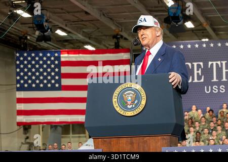 Yokosuka, Japan. Oktober 2025. US-Präsident Donald Trump, Mitte, überbringt Anmerkungen an Seeleute und Marines in der Hangarbucht des Flugzeugträgers USS George Washington, die am 28. Oktober 2025 in Yokosuka, Japan, in pierside vor Fleet Activities Yokosuka vertäut wurde. Quelle: MC3 Jack Barnell/US Navy Photo/Alamy Live News Stockfoto