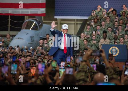 Yokosuka, Japan. Oktober 2025. US-Präsident Donald Trump, Waves, nachdem er in der Hangar-Bucht des Flugzeugträgers USS George Washington Seefahrer und Marines in der Hangarbucht des Flugzeugträgers USS George Washington in Yokosuka am 28. Oktober 2025 in Yokosuka, Japan, geankert hatte. Quelle: MC2 Bruce Morgan/US Navy Photo/Alamy Live News Stockfoto
