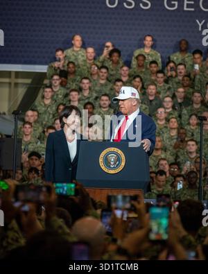 Yokosuka, Japan. Oktober 2025. US-Präsident Donald Trump, Mitte, zusammen mit dem japanischen Premierminister Sanae Takaichi, links, hält Anmerkungen an Seeleute und Marines in der Hangarbucht des Flugzeugträgers USS George Washington, die in der Nimitz-Klasse auf der Flottenaktivitäten Yokosuka, 28. Oktober 2025, in Yokosuka, Japan. Quelle: MC2 Bruce Morgan/US Navy Photo/Alamy Live News Stockfoto