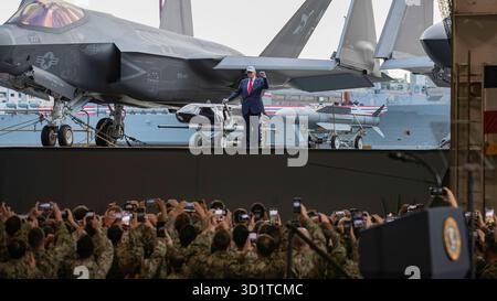 Yokosuka, Japan. Oktober 2025. US-Präsident Donald Trump fährt mit einem Flugzeugaufzug zur Hangarbucht, um den Seeleuten und Marines des Flugzeugträgers USS George Washington der Nimitz-Klasse Bemerkungen zu übermitteln. Er vertäute pierside bei Fleet Activities Yokosuka, 28. Oktober 2025 in Yokosuka, Japan. Foto: MCS Roselia Garcia/US Navy Photo/Alamy Live News Stockfoto