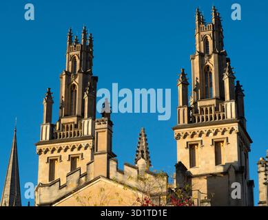 Die Doppeltürme des All Souls College, Oxfor, von der New College Lane aus gesehen. Das All Souls College wurde 1438 von Heinrich VI. Von England und dem Erzbischof von Canterbury gegründet. All seine Mitglieder werden automatisch zu Fellows; es hat keine Bachelor-Mitglieder, aber jedes Jahr können sich jüngere Absolventen der Universität und Absolventen anderer Universitäten für eine Prüfung bewerben, die einmal als „die härteste Prüfung der Welt“ bezeichnet wurde. Abgesehen von der enormen Gehirnkraft ist All Souls auch eines der reichsten Colleges. Stockfoto