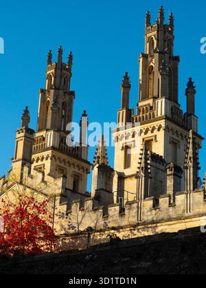 Die Doppeltürme des All Souls College, Oxfor, von der New College Lane aus gesehen. Das All Souls College wurde 1438 von Heinrich VI. Von England und dem Erzbischof von Canterbury gegründet. All seine Mitglieder werden automatisch zu Fellows; es hat keine Bachelor-Mitglieder, aber jedes Jahr können sich jüngere Absolventen der Universität und Absolventen anderer Universitäten für eine Prüfung bewerben, die einmal als „die härteste Prüfung der Welt“ bezeichnet wurde. Abgesehen von der enormen Gehirnkraft ist All Souls auch eines der reichsten Colleges. Stockfoto