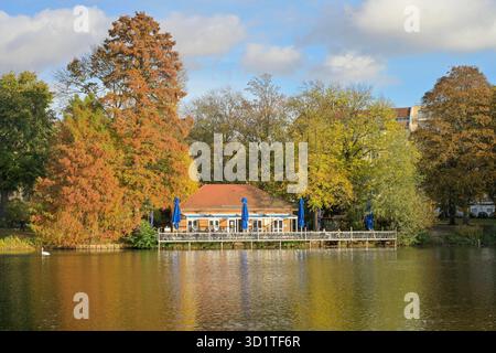 Herbst am Lietzensee, Bootshaus Stella, Charlottenburg, Berlin, Deutschland *** Herbst am Lietzensee, Bootshaus Stella, Charlottenburg, Berlin, Deutschland Stockfoto