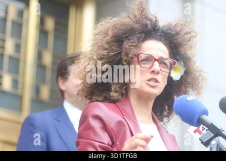 New York, USA. Oktober 2025. Masih Alinejad vor dem Bundesgericht nach Verurteilung von zwei, die sie töten wollten. Quelle: Matthew Russell Lee/Alamy Live News Stockfoto