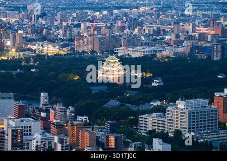 In Nagoya, Japan, im Stadtzentrum von Japan, in der Abenddämmerung mit dem Schlossgelände. Stockfoto