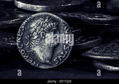 Römische Münze Denarius, Kopf von Nero, (NERO CAESAR AVGVSTVS) Salus sitzt auf Thron, Silbermünze Stockfoto