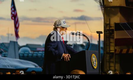 Yokosuka, Japan. Oktober 2025. US-Präsident Donald Trump überbringt Bemerkungen an Seeleute und Marines in der Hangarbucht des Flugzeugträgers USS George Washington, der am 28. Oktober 2025 in Yokosuka, Japan, in pierside vor der Flottenaktivitäten in Yokosuka ankerte. Foto: MC2 Geoffery Ottinger/US Navy Photo/Alamy Live News Stockfoto