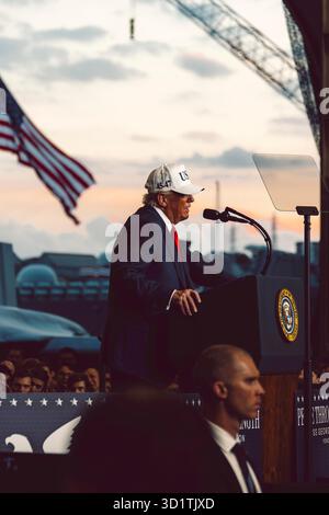 Yokosuka, Japan. Oktober 2025. US-Präsident Donald Trump überbringt Bemerkungen an Seeleute und Marines in der Hangarbucht des Flugzeugträgers USS George Washington, der am 28. Oktober 2025 in Yokosuka, Japan, in pierside vor der Flottenaktivitäten in Yokosuka ankerte. Foto: MC2 Geoffery Ottinger/US Navy Photo/Alamy Live News Stockfoto
