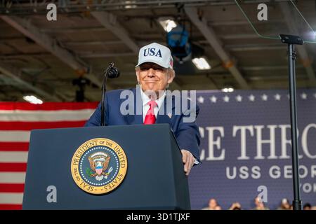 Yokosuka, Japan. Oktober 2025. US-Präsident Donald Trump überbringt Bemerkungen an Seeleute und Marines in der Hangarbucht des Flugzeugträgers USS George Washington, der am 28. Oktober 2025 in Yokosuka, Japan, in pierside vor der Flottenaktivitäten in Yokosuka ankerte. Quelle: MC3 Jack Barnell/US Navy Photo/Alamy Live News Stockfoto