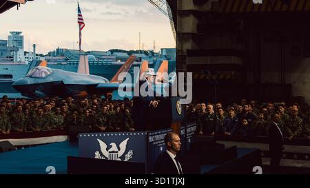 Yokosuka, Japan. Oktober 2025. US-Präsident Donald Trump überbringt Bemerkungen an Seeleute und Marines in der Hangarbucht des Flugzeugträgers USS George Washington, der am 28. Oktober 2025 in Yokosuka, Japan, in pierside vor der Flottenaktivitäten in Yokosuka ankerte. Foto: MC2 Geoffery Ottinger/US Navy Photo/Alamy Live News Stockfoto