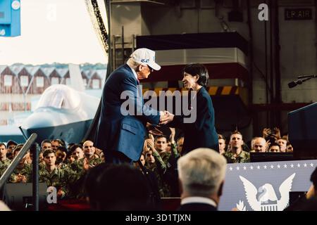 Yokosuka, Japan. Oktober 2025. US-Präsident Donald Trump, links, schüttelt die Hände mit dem japanischen Premierminister Sanae Takaichi, rechts, bevor er in der Hangarbucht des Flugzeugträgers USS George Washington, der Nimitz-Klasse, Seemänner und Marines in Yokosuka am 28. Oktober 2025 in Yokosuka, Japan, vor pierside ankerte. Foto: MC2 Geoffery Ottinger/US Navy Photo/Alamy Live News Stockfoto