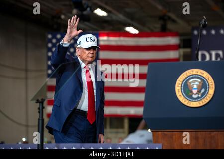 Yokosuka, Japan. Oktober 2025. US-Präsident Donald Trump, Waves, nachdem er in der Hangar-Bucht des Flugzeugträgers USS George Washington Seefahrer und Marines in der Hangarbucht des Flugzeugträgers USS George Washington in Yokosuka am 28. Oktober 2025 in Yokosuka, Japan, geankert hatte. Quelle: MC3 Jack Barnell/US Navy Photo/Alamy Live News Stockfoto