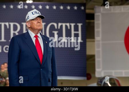 Yokosuka, Japan. Oktober 2025. US-Präsident Donald Trump steht für Applaus, nachdem er in der Hangarbucht des Flugzeugträgers USS George Washington pierside bei Fleet Activities Yokosuka, 28. Oktober 2025 in Yokosuka, Japan, gehalten hat. Quelle: MC3 Jack Barnell/US Navy Photo/Alamy Live News Stockfoto