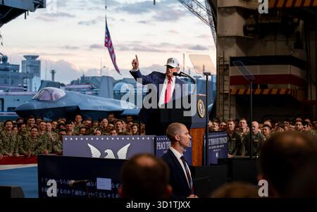 Yokosuka, Japan. Oktober 2025. US-Präsident Donald Trump überbringt Bemerkungen an Seeleute und Marines in der Hangarbucht des Flugzeugträgers USS George Washington, der am 28. Oktober 2025 in Yokosuka, Japan, in pierside vor der Flottenaktivitäten in Yokosuka ankerte. Foto: MCS Roselia Garcia/US Navy Photo/Alamy Live News Stockfoto
