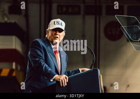 Yokosuka, Japan. Oktober 2025. US-Präsident Donald Trump überbringt Bemerkungen an Seeleute und Marines in der Hangarbucht des Flugzeugträgers USS George Washington, der am 28. Oktober 2025 in Yokosuka, Japan, in pierside vor der Flottenaktivitäten in Yokosuka ankerte. Foto: MC2 Geoffery Ottinger/US Navy Photo/Alamy Live News Stockfoto