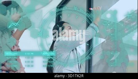 Zeichnen von Datendiagrammen Geschäftsfrau mit rotem Marker auf Glasplatte im Büro, mit türkisfarbener Überlagerung Stockfoto