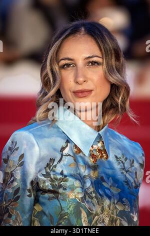 Rom, Italien - 24. Oktober 2025: EMA Stokholma besucht den roten Dracula-Teppich während des 20. Rom Film Festivals im Auditorium Parco Della Musica. Stockfoto