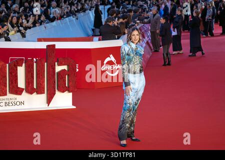 Rom, Italien - 24. Oktober 2025: EMA Stokholma besucht den roten Dracula-Teppich während des 20. Rom Film Festivals im Auditorium Parco Della Musica. Stockfoto