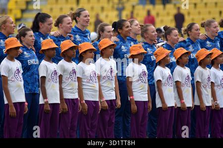 Guwahati, Guwahati, Indien. Oktober 2025. Das englische Team singt am Mittwoch, den 29. Oktober 2025, die Nationalhymne im 1. Halbfinalspiel der ICC Women Cricket World Cup im ACA-Stadion in Guwahati Indien (Foto: © Dasarath Deka/ZUMA Press Wire) NUR ZUR REDAKTIONELLEN VERWENDUNG! Nicht für kommerzielle ZWECKE! Quelle: ZUMA Press, Inc./Alamy Live News Stockfoto