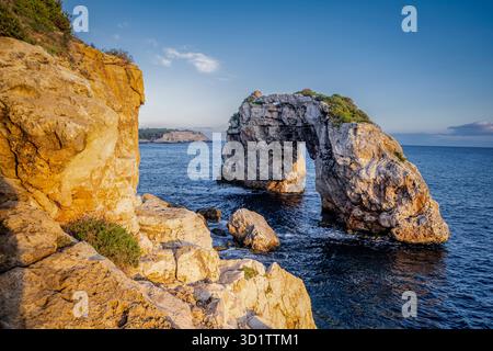 Es Pontas Felsentor - Ein Natursteinbogen zwischen Cala Santanyi und Cala Llombards auf Mallorca Stockfoto