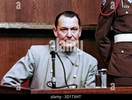 Hermann Göring (1893–1946) am Zeugenstand während der Nürnberger Prozesse im März 1946, wo er als ehemaliger Reichsmarschall und Kommandeur der Luftwaffe, einer der mächtigsten Persönlichkeiten der NSDAP, wegen Kriegsverbrechen verhört wurde. Stockfoto