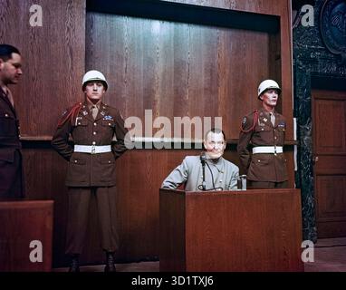 Hermann Göring (1893–1946) am Zeugenstand während der Nürnberger Prozesse im März 1946, wo er als ehemaliger Reichsmarschall und Kommandeur der Luftwaffe, einer der mächtigsten Persönlichkeiten der NSDAP, wegen Kriegsverbrechen verhört wurde. Stockfoto