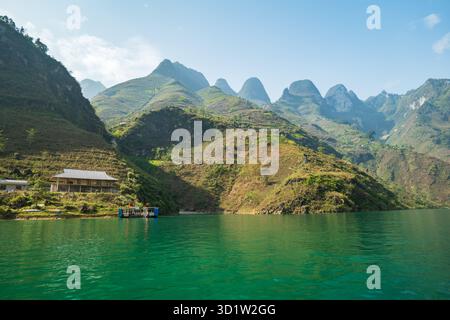 NHO Que River Bootstour Blick in Ha Giang, Nordvietnam. Beliebte Ha Giang Loop Tour Route Landschaft in Vietnam Stockfoto