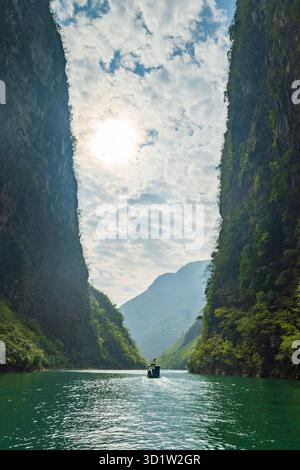 NHO Que River Bootstour Blick in Ha Giang, Nordvietnam. Beliebte Ha Giang Loop Tour Route Landschaft in Vietnam Stockfoto